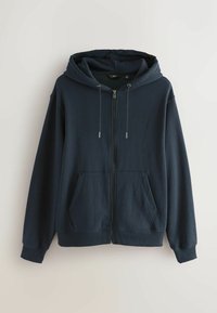 Sudadera con cremallera de color azul marino, fabricada con una suave mezcla de algodón, que presenta una gran capucha, bolsillos frontales y cordones ajustables. Textura suave.
