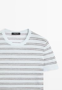 Chemise en maille bleu clair à manches courtes avec fines rayures noires horizontales et col rond, étiquetée Massimo Dutti.