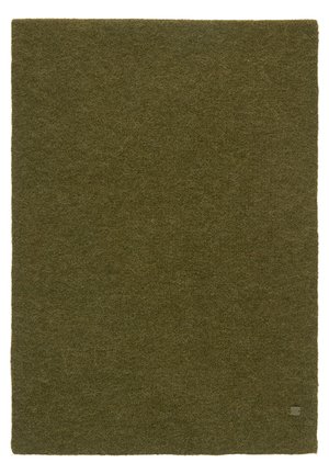 Solide olijfgroene wollen rechthoekige vloerkleed met een klein grijs merkje rechtsonder.