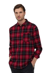 Camicia in flanella a quadri rossa e nera con maniche lunghe, davanti a bottoni e una tasca sul petto. Tessuto morbido con un classico motivo a quadri.