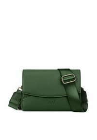 Zelená kožená crossbody taška s hladkým povrchem, klopou a nastavitelným popruhem. Obsahuje embosované logo a zlaté kovové doplňky.