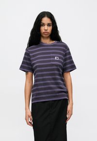 Purikano prugasti kratki rokav t-shirt z žepom na prsih, izdelan iz mehkega materiala in z okroglim izrezom.