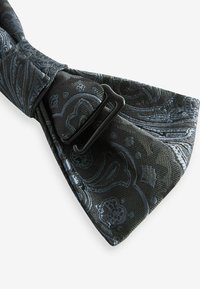 Next SET - Nosinaitė į švarko kišenę - black paisley