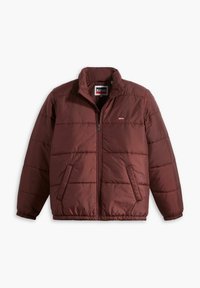 Veste matelassée bordeaux Levi's avec fermeture éclair frontale, deux poches inclinées, poignets élastiques et petit logo sur la poitrine.