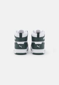 Vysoké tenisky s zeleným koženým svrškem, bílým límcem kolem kotníku a jazykem. Obsahují logo na boku a bílou podrážku.