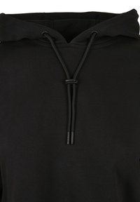 Sweat à capuche noir avec cordons ajustables et un verrouillage centré au niveau de l'encolure avant sur fond uni.
