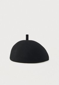 Boina de fieltro negra con forma redondeada y un pequeño tallo central, que presenta una textura suave y un diseño sencillo.