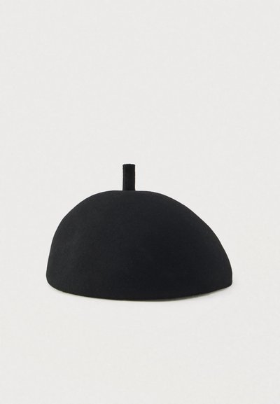 Mustast fliidist barett, millel on ümar kuju ja lühike keskmine vars, esitledes sujuvat tekstuuri ja lihtsat disaini.