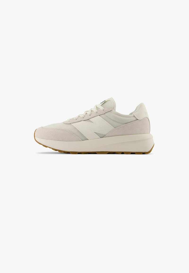 Wildleder- und Mesh-Sneaker in hellem Beige mit einem weißen Logo und Gummisohle. Verfügt über flache Schnürsenkel und eine glatte, abgerundete Silhouette.