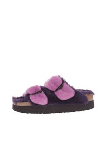 Sandalia deslizante de pelaje sintético con bloques de color púrpura y rosa, dos correas ajustables y una planta de corcho. Parte superior texturizada y suela de goma.