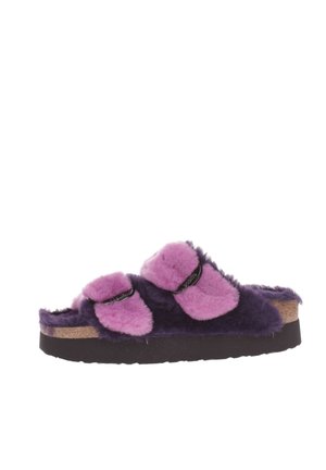 Sandale à glissière en fausse fourrure avec des blocs de couleur violets et roses, deux brides ajustables et un semelage en liège. Tige texturée et semelle en caoutchouc.