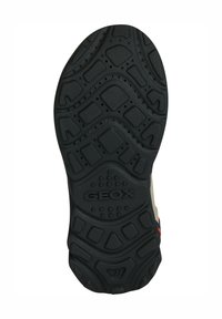 Suela de zapato de goma negra con patrón texturizado y orificios de aireación para transpirabilidad. Incluye la marca grabada "GEOX" y el número de modelo 27.