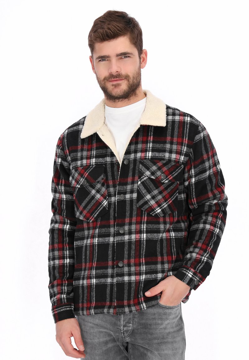 Chaqueta de cuadros hecha de tela de franela, con patrones en negro, rojo y gris, cuello de sherpa color crema y dos bolsillos en el pecho con solapas.