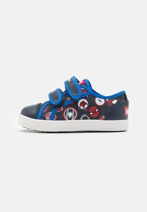 Dziecięce niskie buty sportowe z niebieskim obszyciem, czarnym noskiem, paskami na rzepy oraz czerwonymi grafikami Spider-Mana i pajęczyny na czarnym tle.