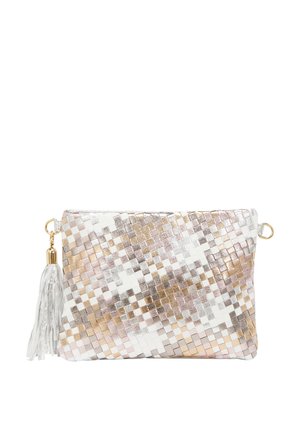 Szőtt clutch táska fémes arany, ezüst és rózsaszín árnyalatokban, texturált felülettel. Pompás fityegő díszítéssel és arany hardver elemekkel rendelkezik.