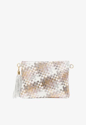 Szőtt clutch táska fémes arany, ezüst és rózsaszín árnyalatokban, texturált felülettel. Pompás fityegő díszítéssel és arany hardver elemekkel rendelkezik.