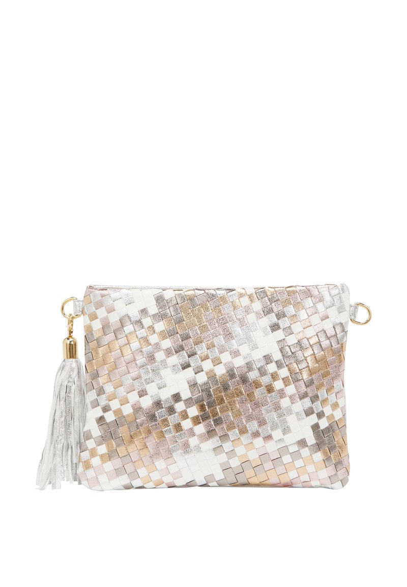 Vævet clutch-taske i metalliske nuancer af guld, sølv og rose med en tekstureret finish. Fungerer med en frynseaccent og guldhardware.