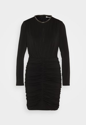 Robe noire à manches longues avec un design froncé, présentant un col texturé orné de petites perles décoratives et une fente à l'avant.