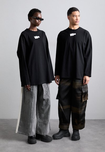 Feng Chen Wang DECONSTRUCTED LONG-SLEEVE UNISEX - T-shirt à manches longues - black