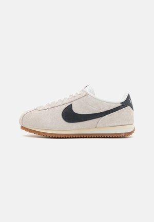Nike Sportswear CORTEZ VINTAGE SUEDE - Sneakers laag - summit white/black/muslin/med brown