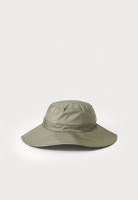 Chapeau seau vert olive clair en tissu texturé, avec un large bord et un bandeau froncé autour de la couronne.