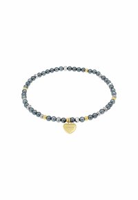 Braccialetto di perline con perle grigie scure e argentee con accenti dorati. Un ciondolo a forma di cuore dorato inciso con la parola "amor" aggiunge un tocco dettagliato.