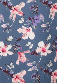 Tecido floral com hibiscos cor-de-rosa e borboletas sobre um fundo azul. Apresenta pétalas e folhas detalhadas em tons de roxo e verde.