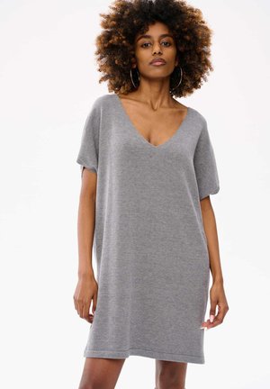 Szara sukienka z krótkim rękawem i dekoltem w serek, wykonana z miękkiego materiału, charakteryzująca się luźnym krojem i prostym dołem.