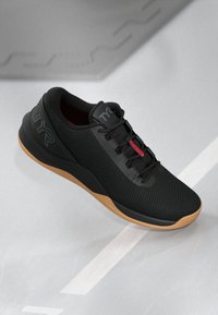 Schwarzer Sportschuh mit einem atmungsaktiven Mesh-Obermaterial, Gummisohle und kontrastierenden roten Akzenten. Verfügt über ein Schnürdesign und ein Logo an der Seite.