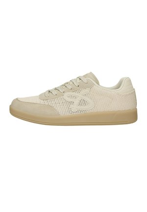 Sneaker beige low-top con lati in mesh, punta in suede, chiusura con lacci e suola in gomma, mostrata di profilo su sfondo bianco.