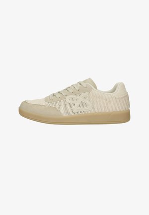 Sneaker beige low-top con lati in mesh, punta in suede, chiusura con lacci e suola in gomma, mostrata di profilo su sfondo bianco.