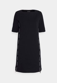 Černé šaty s krátkými rukávy, čtveratým výstřihem, postranními zipy a bílými značkovými akcenty podél švů. Hladká struktura tkaniny.