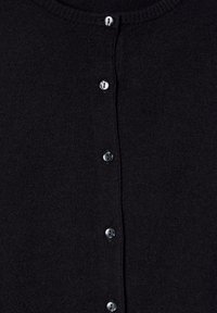 Cardigan nero realizzato in morbido materiale, con scollo rotondo e sei bottoni grigi sulla parte anteriore, dalla texture liscia.