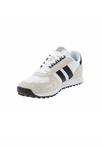 Sneaker leggera con tomaia in rete bianca, accenti in suede grigio, design a tre strisce nere e suola in gomma testurizzata.