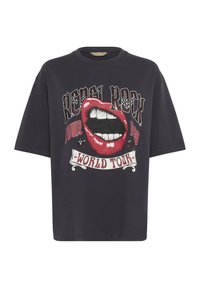 Fekete, oversized póló grafikával, piros ajkakkal, fehér fogakkal és "Rebel Rock Tour 1980 World Tour" felirattal az elején.