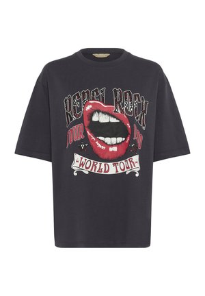 Fekete, oversized póló grafikával, piros ajkakkal, fehér fogakkal és "Rebel Rock Tour 1980 World Tour" felirattal az elején.