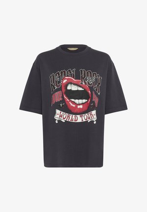 Black oversized T-shirt with graphic red lips, white teeth, and text "Rebel Rock Tour 1980 World Tour" on front.