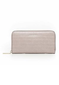 Portafoglio rosa chiaro con texture a coccodrillo e zip dorata. Presenta un logo in rilievo e una finitura liscia, con forma rettangolare compatta.