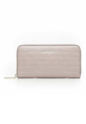 Portafoglio rosa chiaro con texture a coccodrillo e zip dorata. Presenta un logo in rilievo e una finitura liscia, con forma rettangolare compatta.