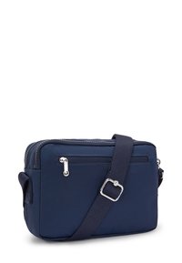 Námořnická crossbody taška vyrobená z měkké látky se zapínáním na zip, vybavená nastavitelným popruhem a přední kapsou na zip pro další úložný prostor.