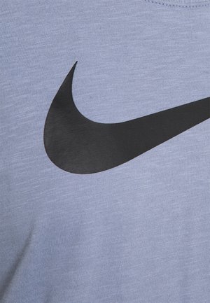 Blauwe katoenen T-shirt met een groot zwart Nike-logo op de borst. Zachte textuur met een ronde hals en minimale naaddetails.