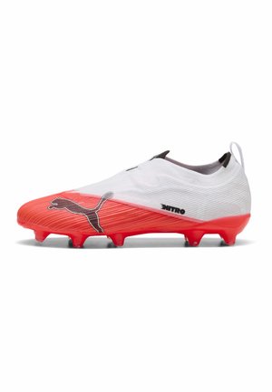 Scarpa da calcio Puma bianca e rossa con logo Puma nero, design senza lacci e tacchetti rossi sulla suola, vista laterale.
