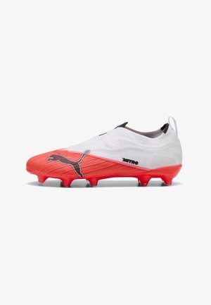 Scarpa da calcio Puma bianca e rossa con logo Puma nero, design senza lacci e tacchetti rossi sulla suola, vista laterale.