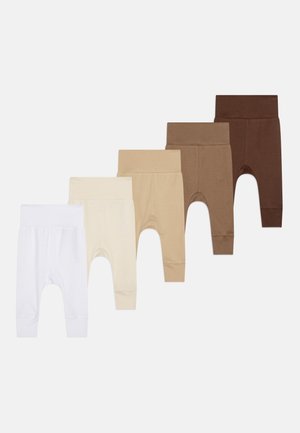 Cinci perechi de leggings pentru copii, în nuanțe variate: alb, crem, bej deschis, bej și maro închis. Material din bumbac moale și elastic, cu talie.