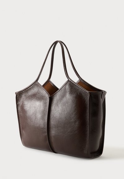 Sac cabas en cuir marron foncé avec deux poignées, côtés structurés et finition lisse légèrement brillante sur fond neutre.
