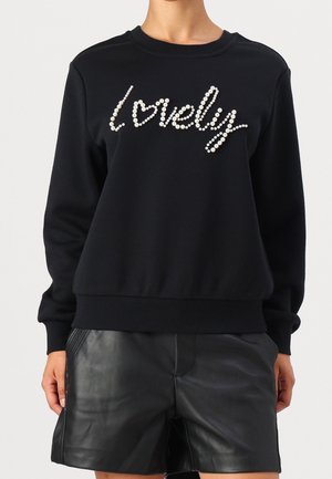 Czarna bluza z teksturowanym wzorem i perełkami tworzącymi napis "lovely" na przodzie. Luźny krój, ściągacze na rękawach i dolnym brzegu.