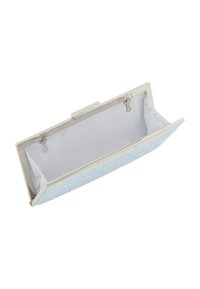 Clutch taske med en struktureret, iriserende overflade, sølv metalramme og en glat, lys farvet indre foring. Åben visning.