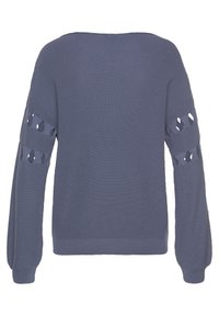Helles blaues Strickpullover mit offenen Ausschnitten an den Ärmeln, geripptem Muster und entspannter Passform. Die Rückansicht zeigt Schlichtheit.