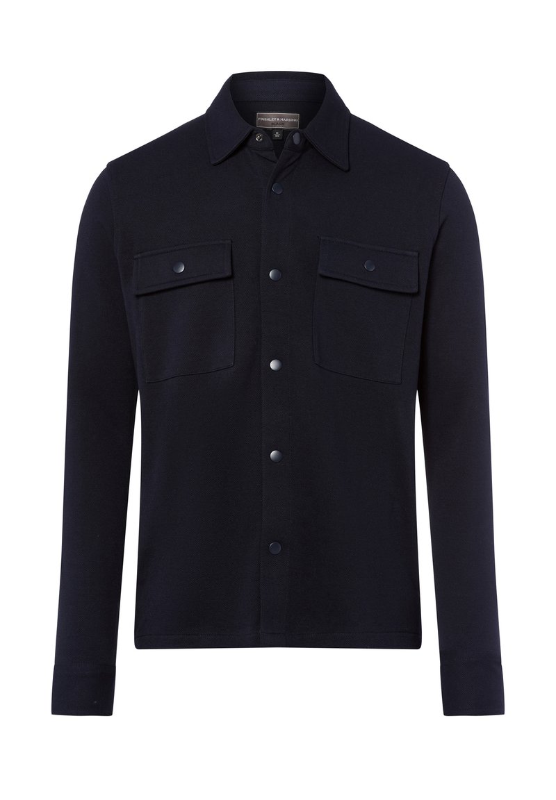 Donkerblauwe overhemdjacket van een zachte stof met een traditionele kraag, twee borstzakken en een sluiting met knopen aan de voorkant. Heeft lange mouwen.