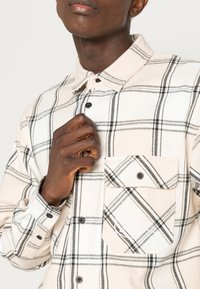 Karl Kani CHEST SIGNATURE CHECK LIGHT UNISEX - Casaco de verão - light sand